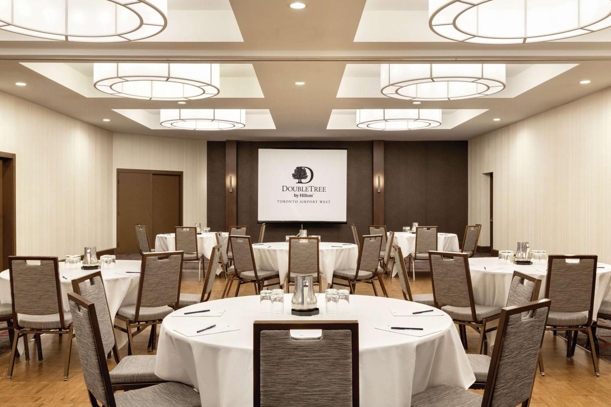 Hotel Doubletree By Hilton Toronto Airport West 4*
